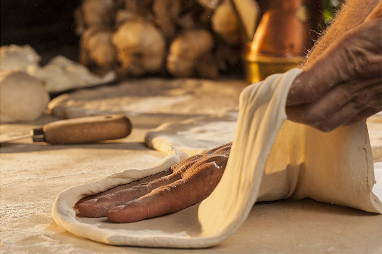 (La statua del Pizzaiolo verace per celebrare il riconoscimento Unesco)