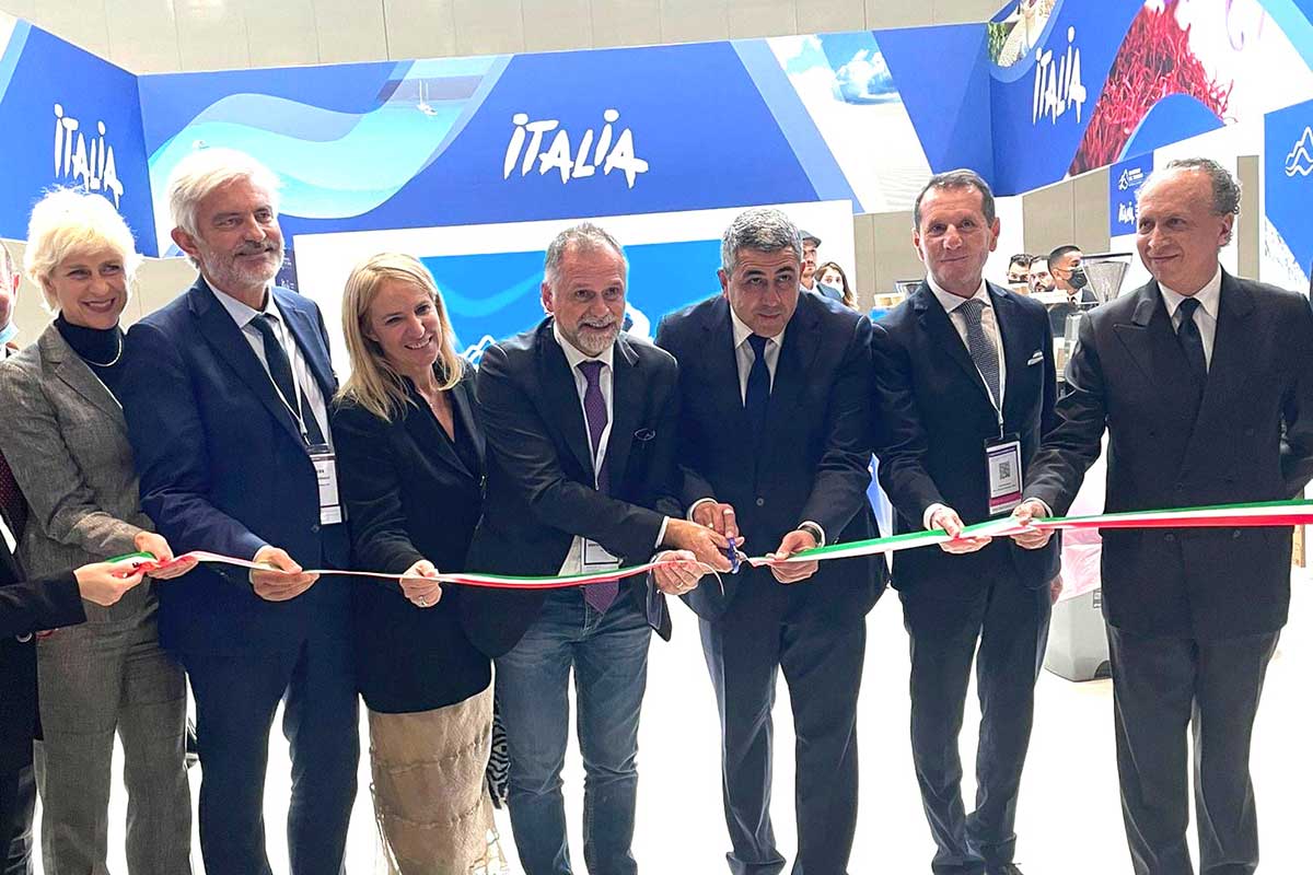 Il momento del taglio nastro allo stand italiano A Londra l'Italia del turismo fa il pieno di consensi. Palmucci (Enit): «Un nuovo inizio»