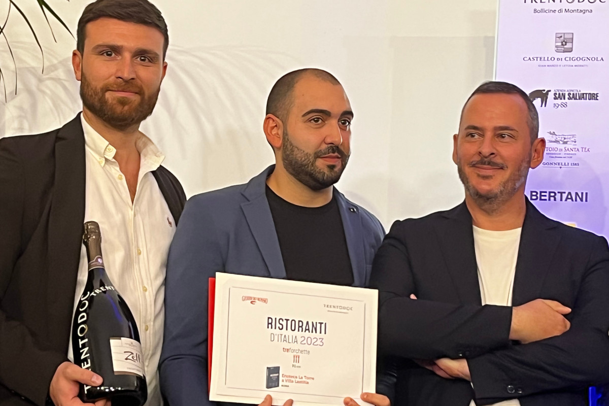 Da sinistra, Alessio Nucera, sommelier, Domenico Stile e Rudy Travagli Gambero Rosso, all’Enoteca La Torre Villa Laetitia i migliori primi piatti