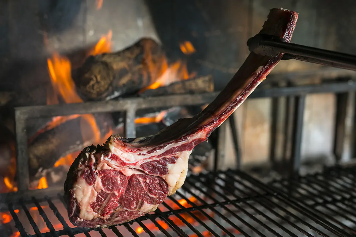 La celebre griglia del locale dei Castelli Romani Carne e stagionalit&agrave;: la filosofia di Dino De Bellis