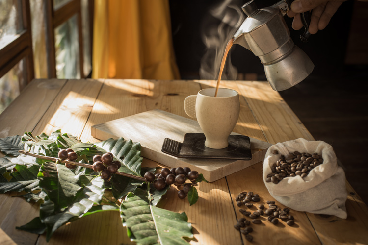 Nove italiani su 10 bevono caffè tra le mura domestiche (Il espresso italiano verso l'Unesco Ne consumiamo 6 kg all'anno)