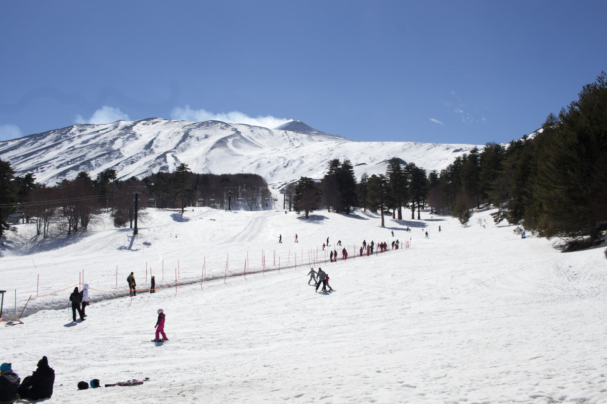 Sono due i comprensori sciistici sull'Etna  Sciare su un vulcano? Sull'Etna si può