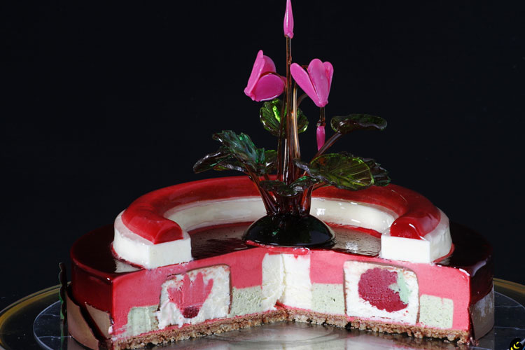 La torta gelato sezionata (&laquo;Stagionale, di qualit&agrave; e green&raquo; Il gelato secondo Eugenio Morrone)