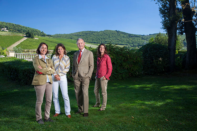 La famiglia Antinori, al centro il marchese Piero Antinori - Marchese Antinori, collina in regalo per i 50 anni del Tignanello