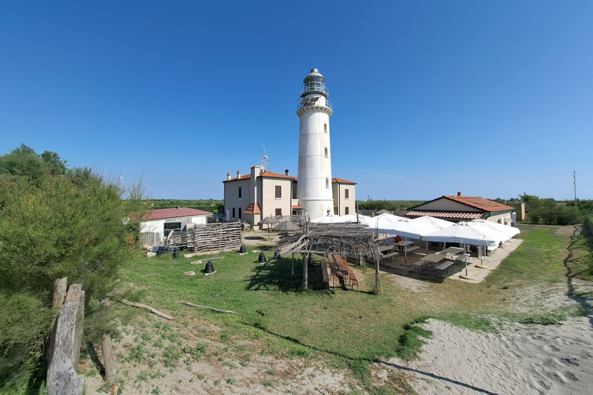 A Goro, sul Delta del Po, c'è un faro che è diventato hotel (e ristorante)
