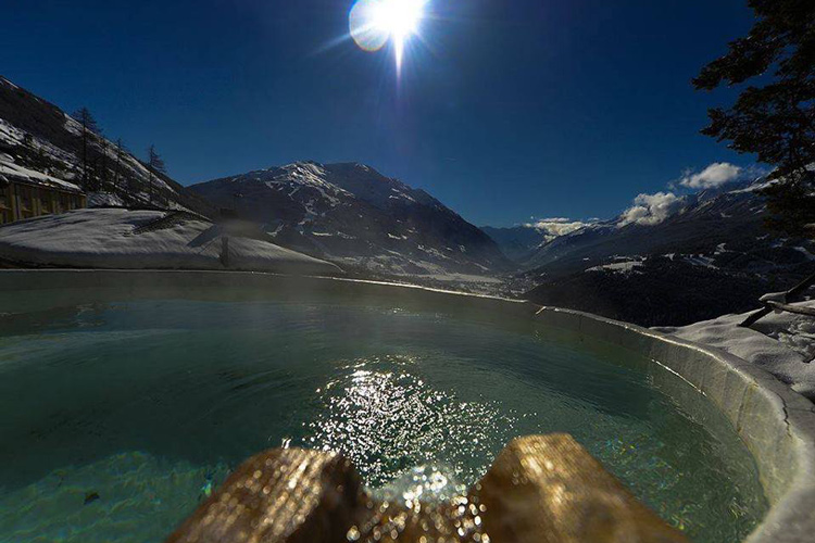 Il fascino e la storia di Bormio  Dopo una giornata di sci, relax alle terme