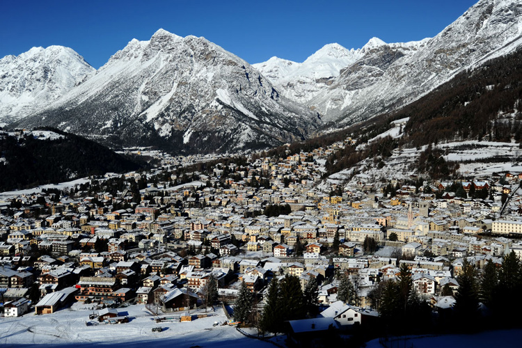 Il fascino e la storia di Bormio  Dopo una giornata di sci, relax alle terme