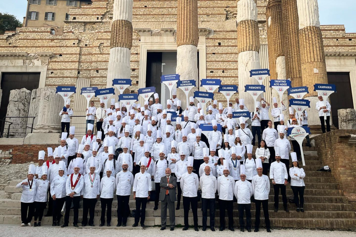 I cuochi di Fic a Brescia  Festa del Cuoco, la sfilata diventa una protesta contro il caro energia