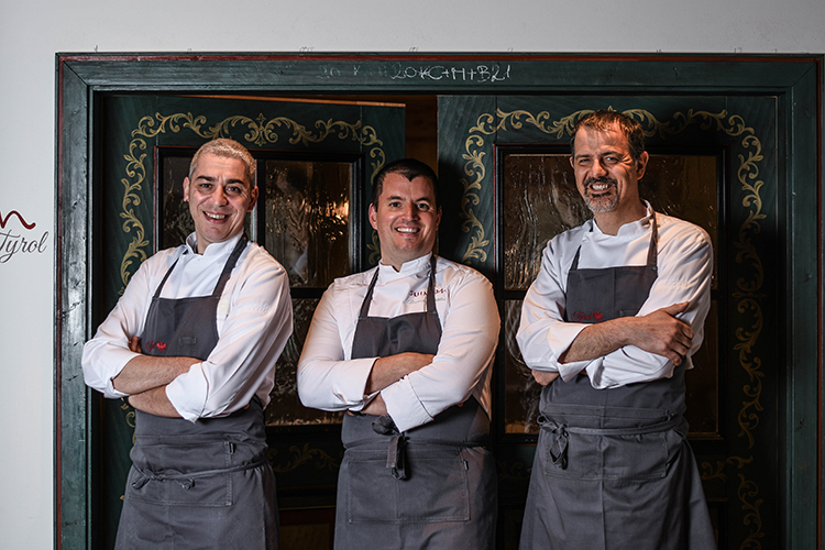 Federico Dell'omarino, Alessandro Martellini e Antonio Guida Cordata culinaria in Val Gardena Al Suinsom arriva Antonio Guida