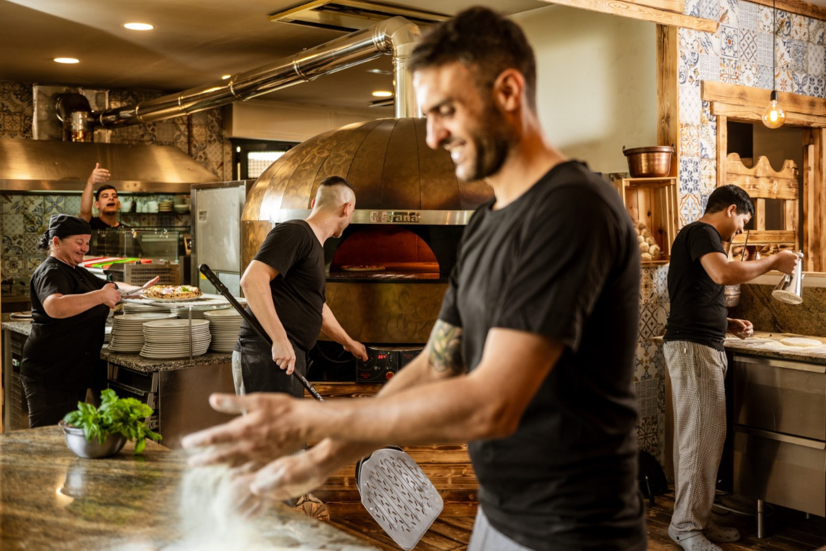 Luca Cornacchia e il suo staff A “Fermenta” si racconta l'Abruzzo con la pizza