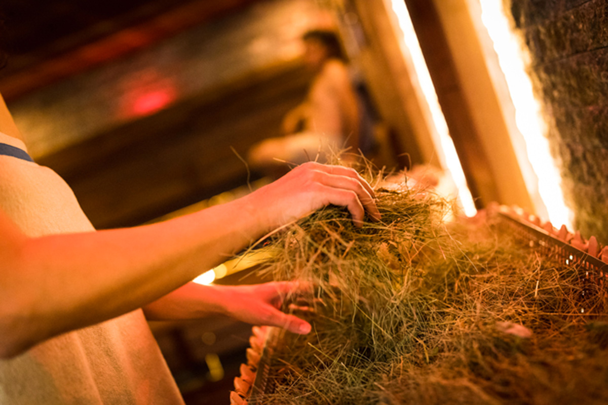 La sauna al fieno biologico agisce sull'intero organismo - Foto Alfred Tschager Terme Merano: il bagno di vapore &egrave; al miele