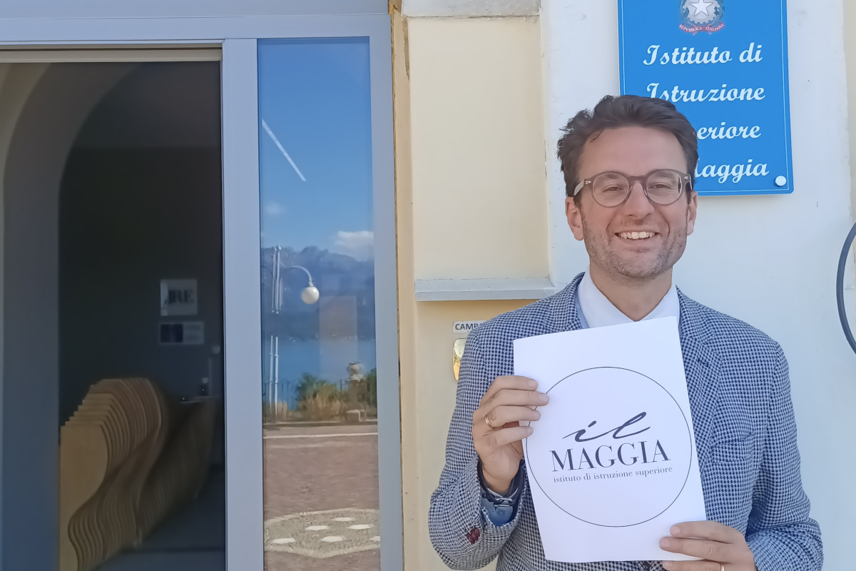 Fiorenzo Ferrari con il nuovo logo del Maggia  Il nuovo volto del Maggia, molto più di un alberghiero