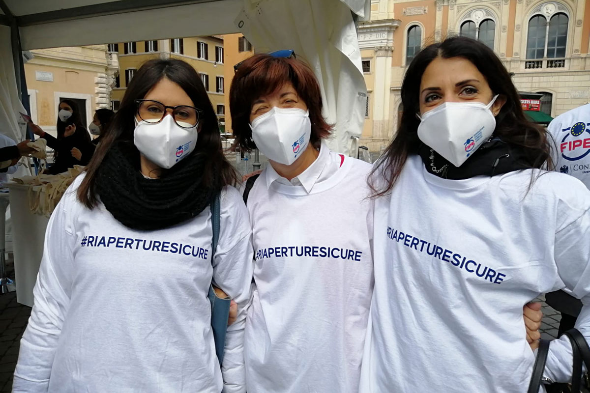 Partecipanti all'assemblea straordinaria di Fipe a Roma &laquo;Dateci tempo per programmare&raquo; L'appello di ristoranti e locali