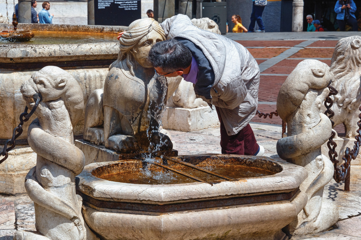 Un uomo si disseta alla Fontana Contarini  [Capitale della Cultura... a tavola]: Piazza Vecchia e i Casoncelli