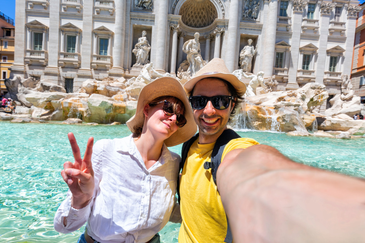 Overtourism, Roma cerca soluzioni: Fontana di Trevi a pagamento e bus più cari?