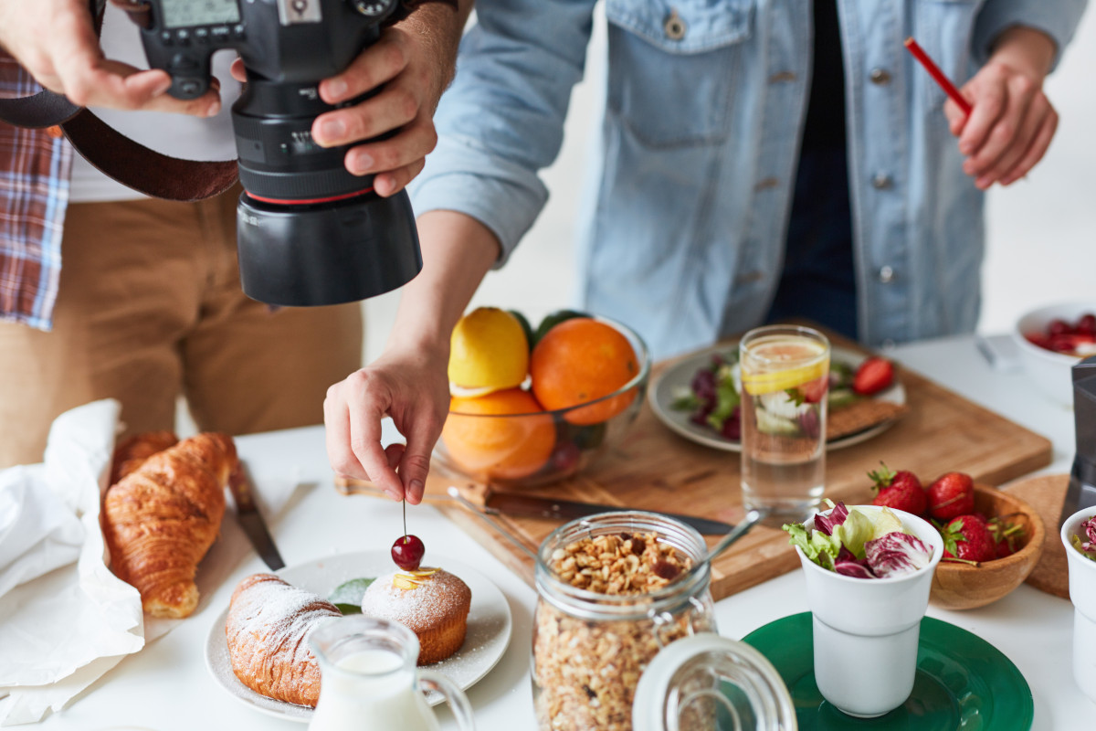 Obiettivo numero uno: creare un’immagine capace di attivare nell’osservatore tutte le sue memorie sensitive di gusto, olfatto, tatto e udito Food Stylist: cosa si nasconde dietro una foto perfetta?