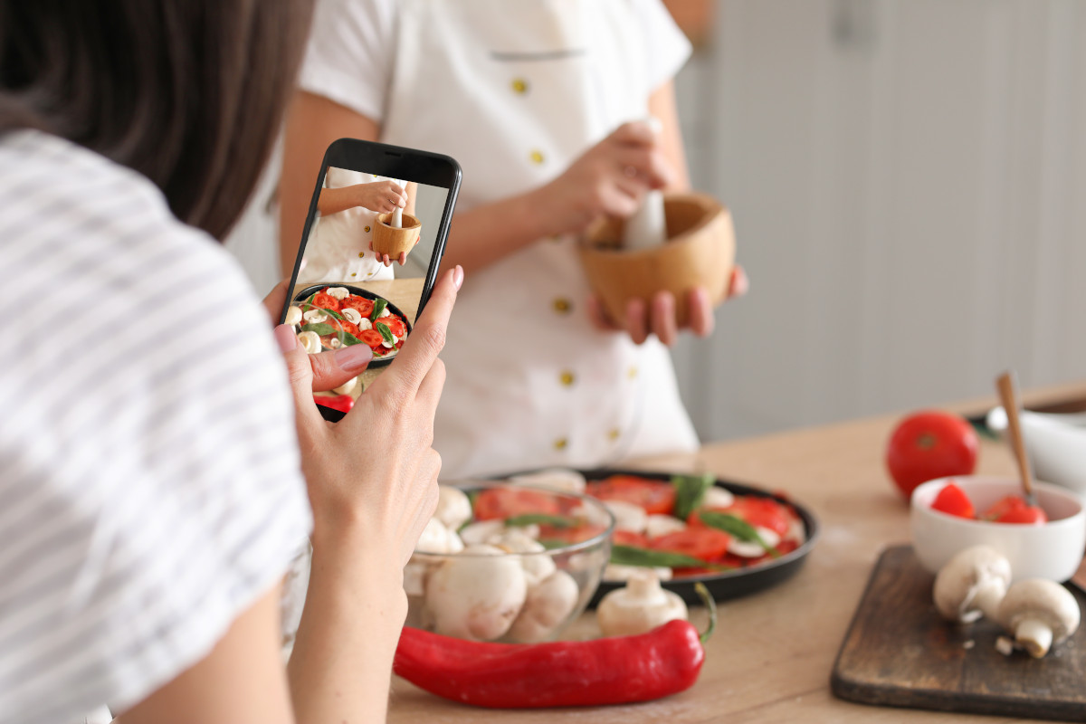 Diversi sono gli espedienti messi in pratica per raggiungere i migliori risultati, soprattutto se si utilizzano prodotti freschi Food Stylist: cosa si nasconde dietro una foto perfetta?