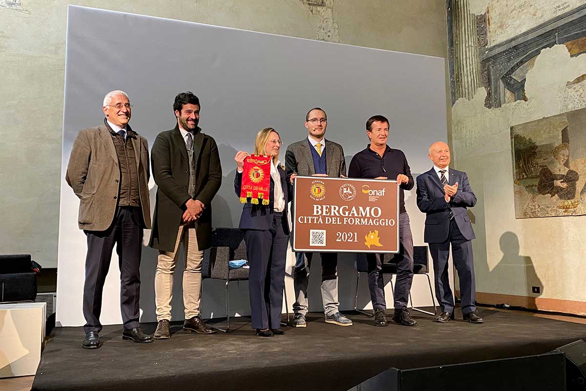 La consegna della targa alla città di Bergamo Forme 2021, ecco i migliori formaggi premiati a Bergamo