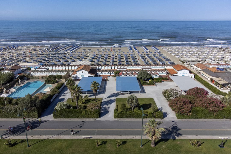 La spiaggia di Forte dei Marmi  Forte dei Marmi senza i russi: quale futuro per il turismo?