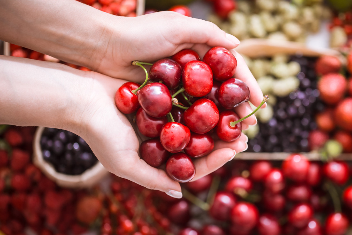 I benefici di mangiare a colori: la primavera a tavola si tinge di rosso