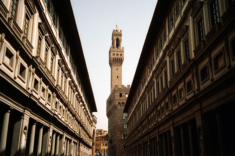 La Galleria degli Uffizi a Firenze - Uffizi, riapertura oltre le atteseMa la zona arancione complica tutto