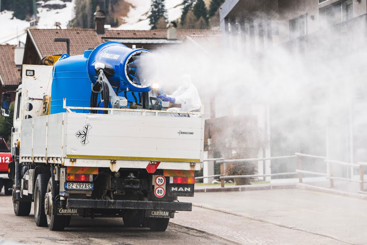 La sanificazione delle strade - Estate, la Val Gardena è pronta Sparaneve per sanificare 3 paesi