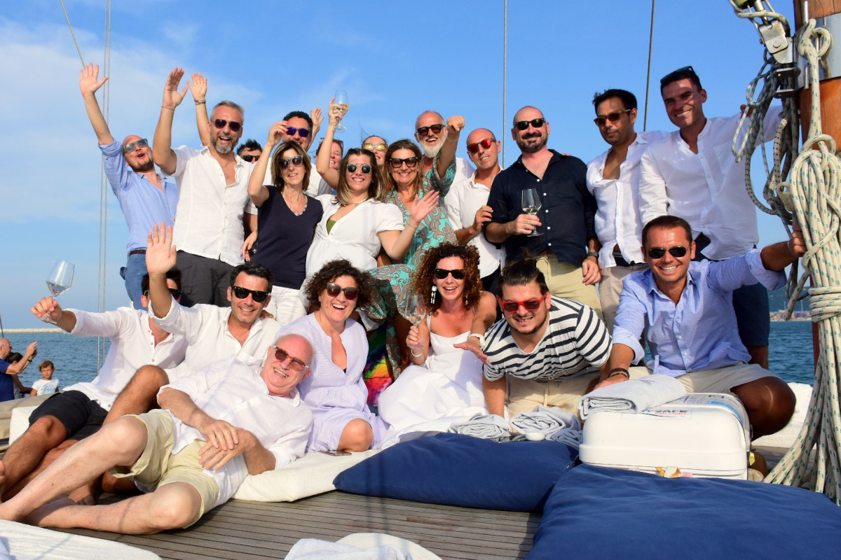 La grande famiglia Garofoli celebra in mare i trent'anni del Podium