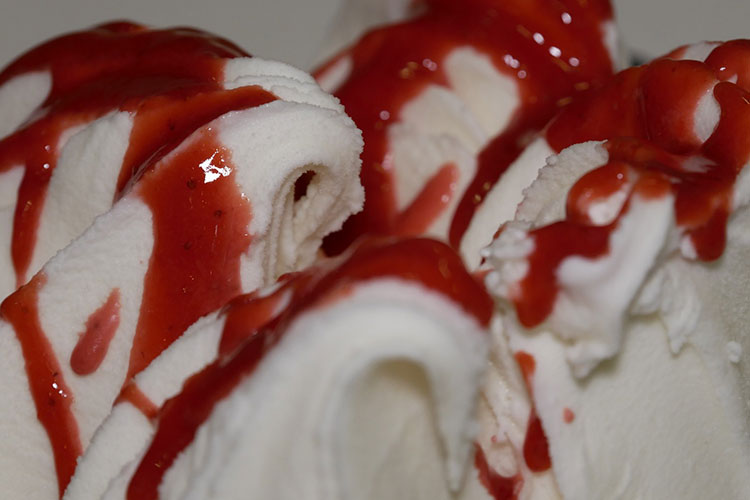 Il gelato allo yogurt variegato alla fragola (Gelato Day, omaggio all’Olanda Yogurt alla fragola gusto dell’anno)