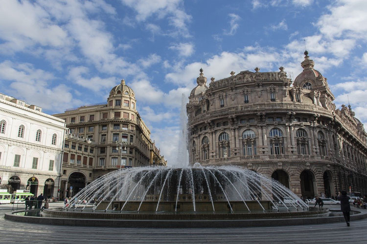 Mascherine obbligatorie nel centro di Genova - Contagi, mascherine e quarantene I turisti abbandonano la Liguria