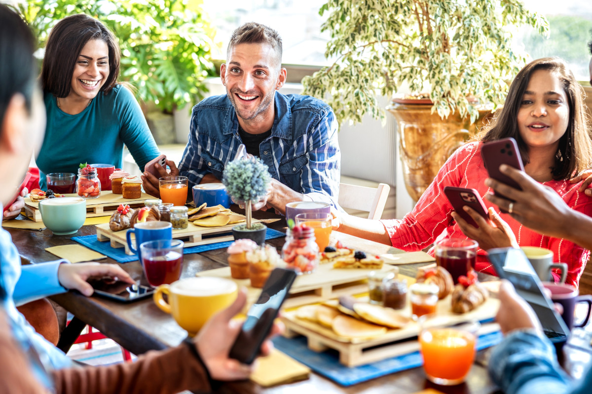 Gli inaspettati “influencer” del turismo enogastronomico italiano? Amici e parenti