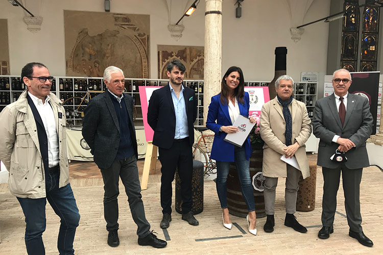 Il presidente del Consorzio del vino Brunello di Montalcino Fabrizio Bindocci; l’assessore a turismo e Commercio del Comune di Siena Alberto Tirelli;  il vicesindaco del Comune di Montalcino Angelo Braconi; Francesco Moser; il commissario tecnico della nazionale italiana Davide Cassani; la giornalista Barbara Pedrotti Il Giro d’Italia torna a Siena tra bici, vino e turismo