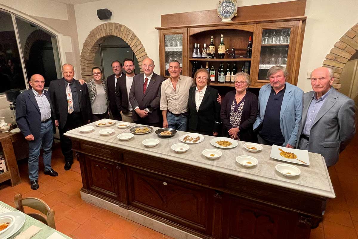 La giuria e i piatti in gara Il Ristorante Corte del Lupo vince la sfida di beneficenza del Palio dell'Agnolotto