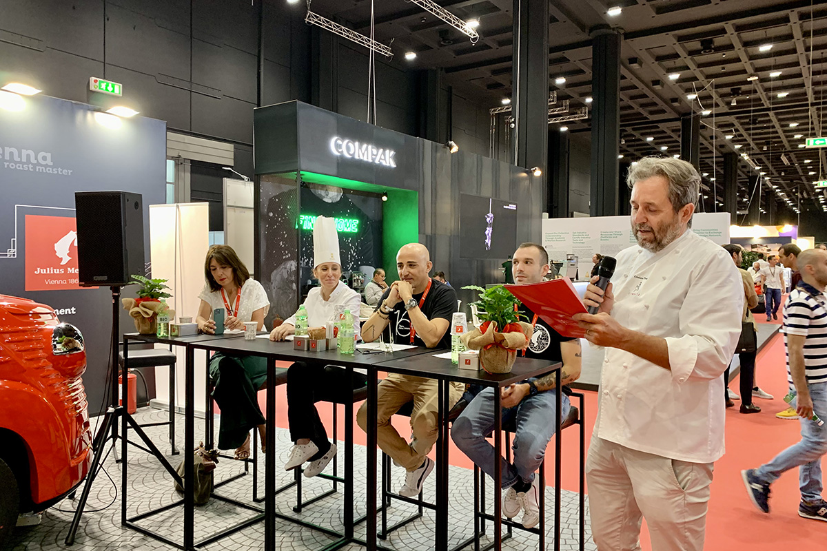 Cristano Tomei e alla sue spalle la giuria: Francesca Ciancio, Rita Busalacchi, Gianni Cocco, Jacopo Indelicato Julius Meinl Coffee Tour fa tappa a Milano