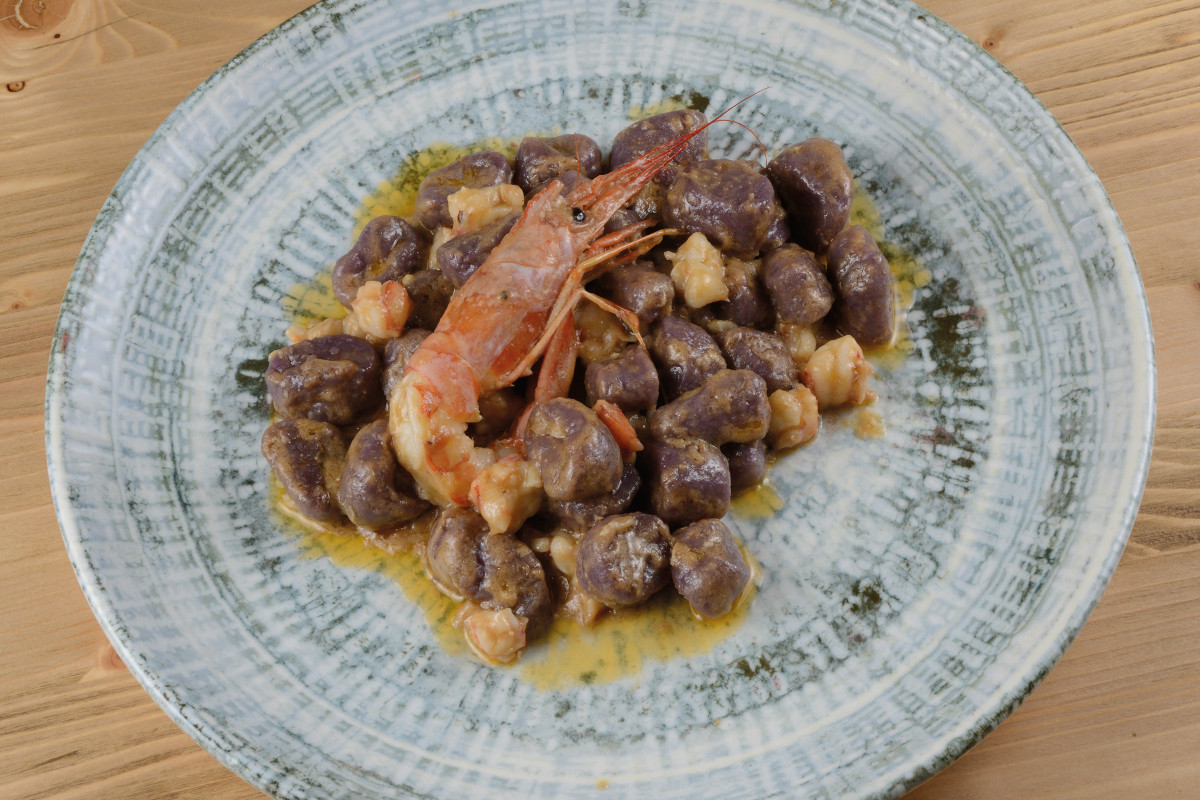 Gnocchi di patate vitelotte, gamberi e crema di tartufo bianco