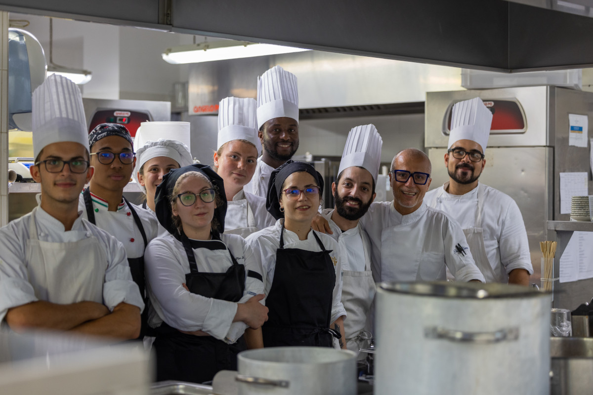 Chef Balgisi con la sua brigata Al Grand Hotel Alassio cena da tutto esaurito con i cuochi Euro-Toques