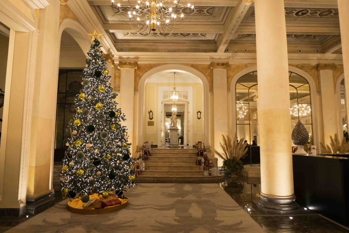 I migliori allestimenti natalizi 2025 degli hotel: Castiglion del Bosco