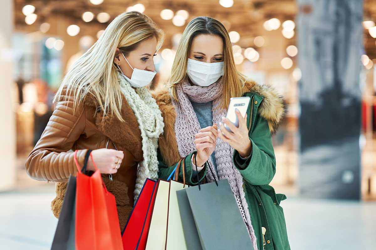 In molte città sono scattate le ordinanze per l'obbligo della mascherina all'aperto nelle vie dello shopping del centro Con il super green pass si stringono le maglie dei controlli su bar, ristoranti e mezzi pubblici