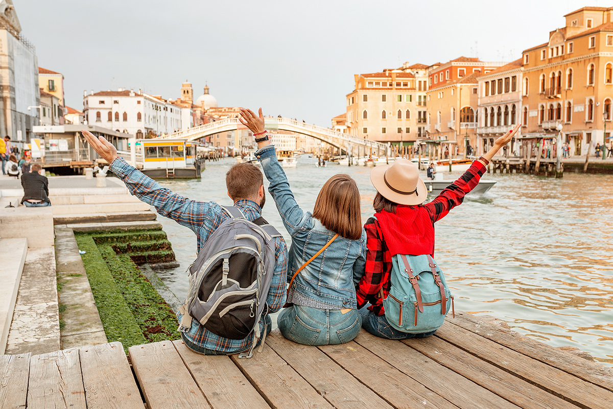 Assoturismo chiede l'obbligo per viaggi d'istruzione Green pass, l'accoglienza non ci capisce nulla. Obbligo per viaggi d'istruzione?