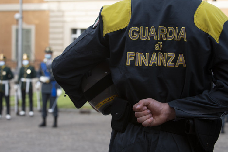 Col reddito di cittadinanza lavoravano in nero al bar, beccati dalla Finanza