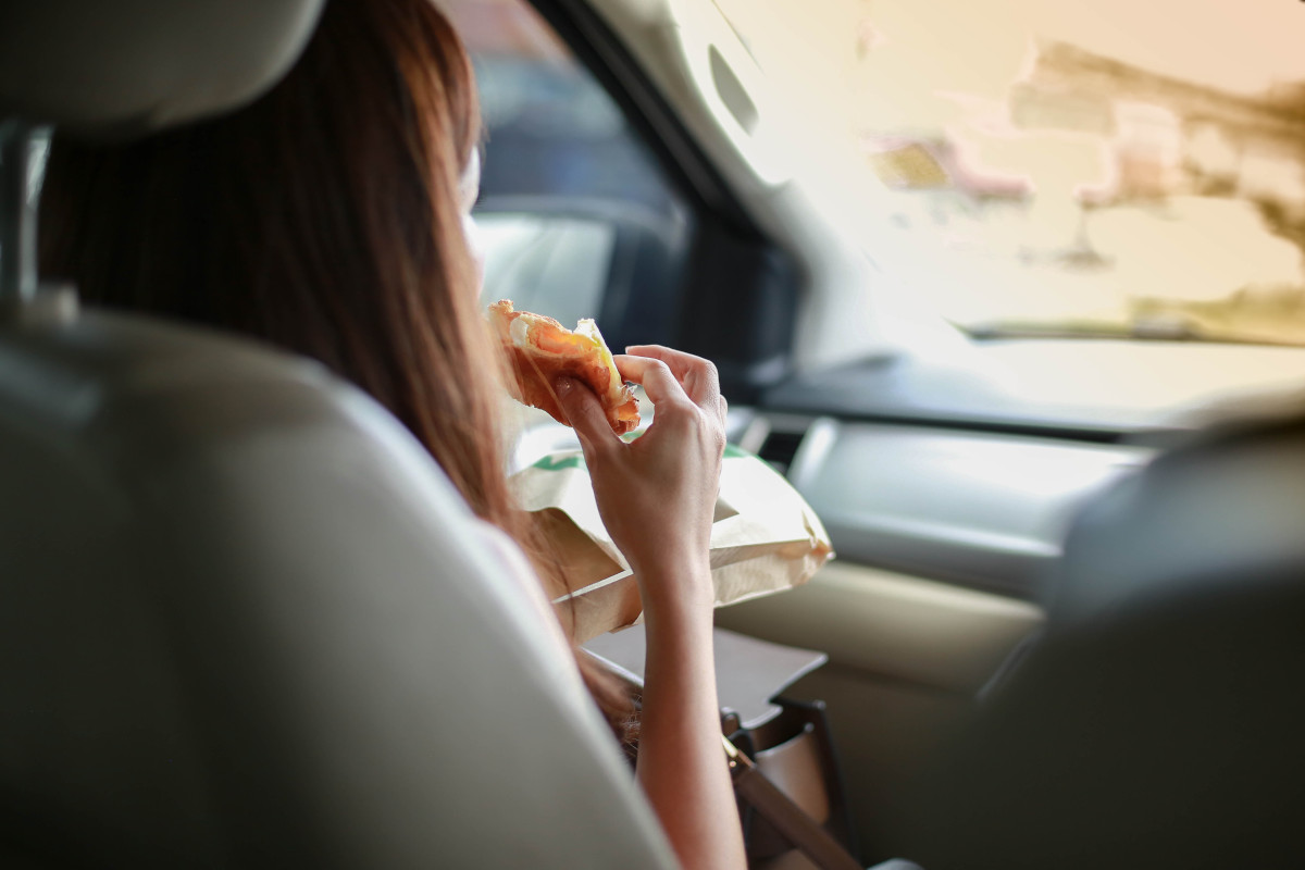 Prima di guidare per un lungo viaggio, mangia formaggio: ecco perché