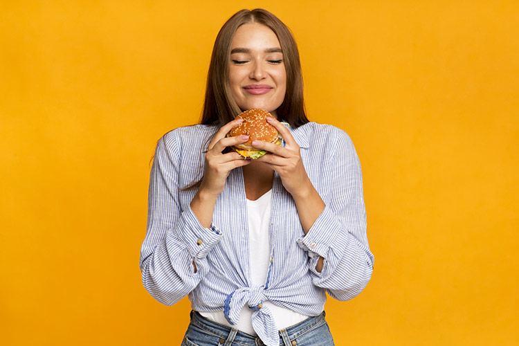 Un cibo che dà felicità Hamburger, un'usanza americana Ma come piace quello Made in Italy!