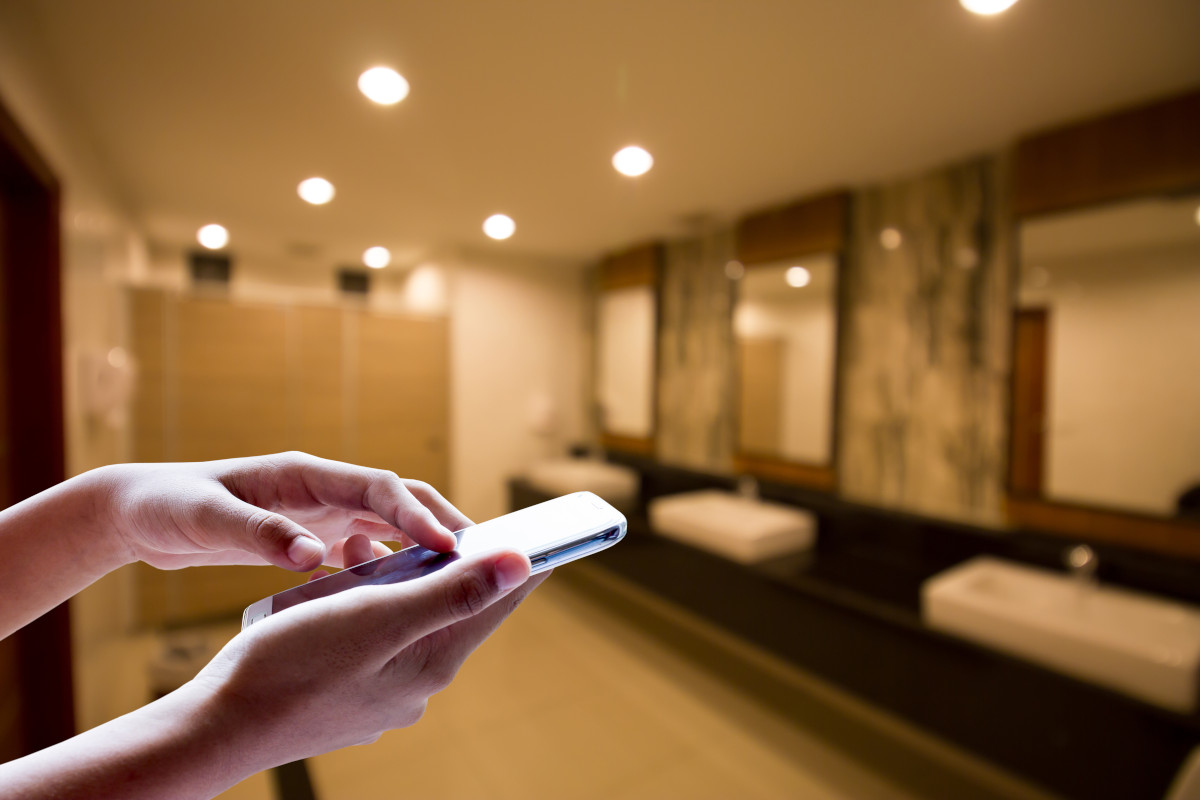 Bagni sporchi? Una stella in meno: ecco come l’hotel del futuro diventa hi-tech