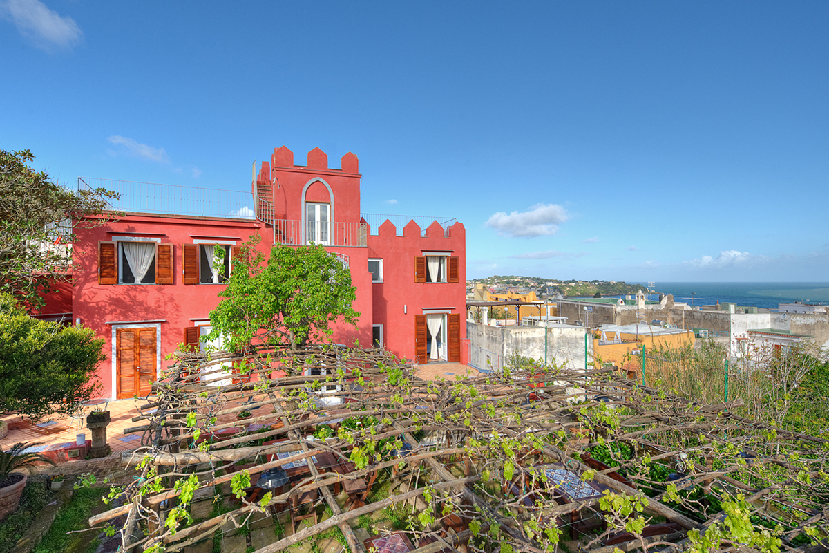 Albergo La Vigna è un palazzo merlato del Settecento Procida “dentro”: viaggio tra ristoranti e alloggi in cui assaporare la vera bellezza