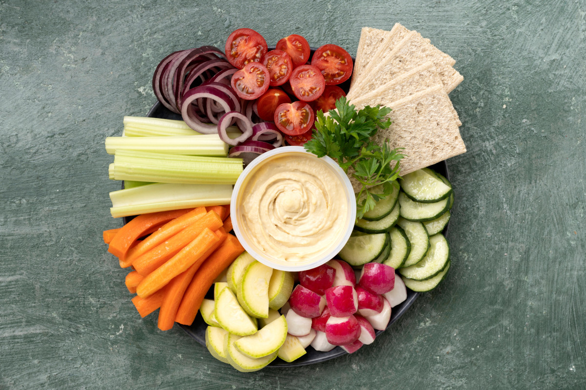 L'hummus &egrave; un alimento che si sposa bene con una grande quantit&agrave; di ingredienti Hummus piatto della condivisione e ricco di propriet&agrave; benefiche