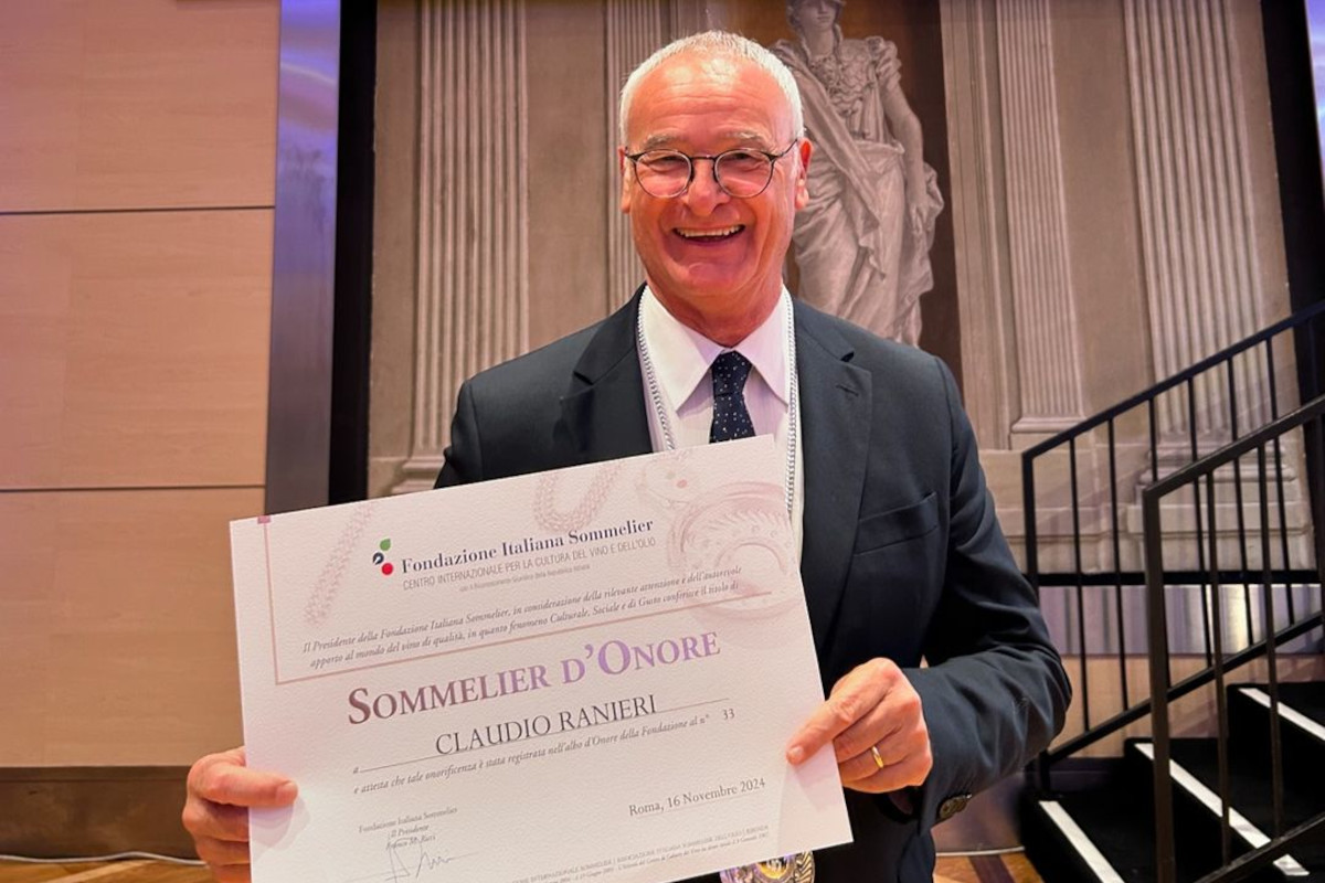 Claudio Ranieri, allenatore della Roma, nominato “Sommelier d'onore”