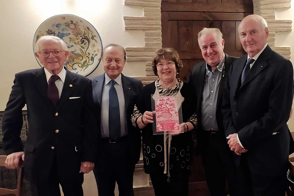 La consegna della targa Perugia, La Rosetta è Ristorante Regionale-Cucina Doc