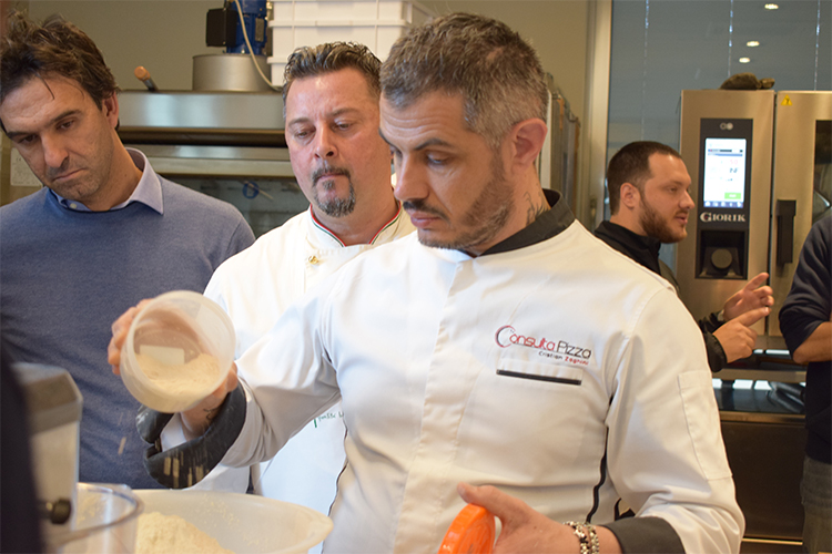 (Impastando s&rsquo;impara Ripartono i corsi sulla pizza)