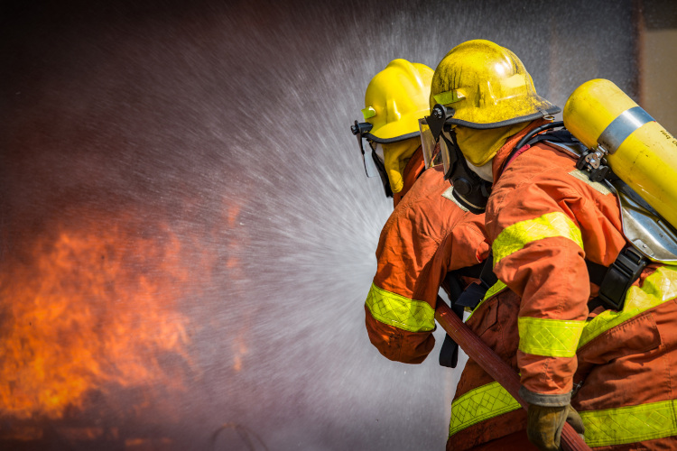 Costa Smeralda incendio (domato) vicino a hotel di lusso e case