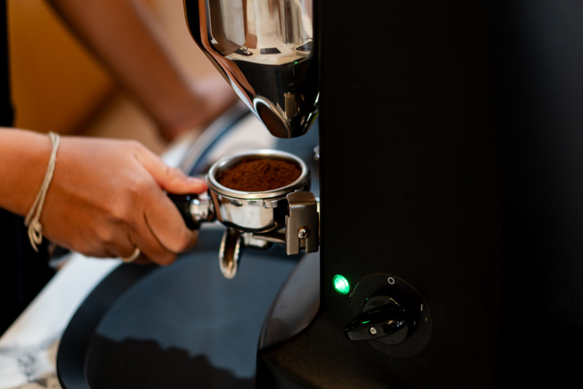 Perché i grandi ristoranti servono ancora caffè mediocre? La crepa che rovina l’esperienza