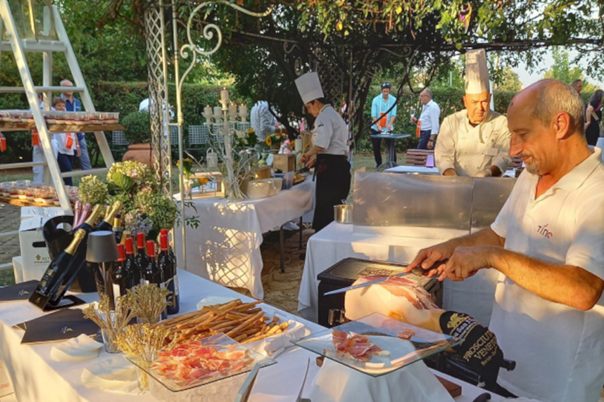 La cena con le stelle: buongustai a tavola nel Parco del Montello